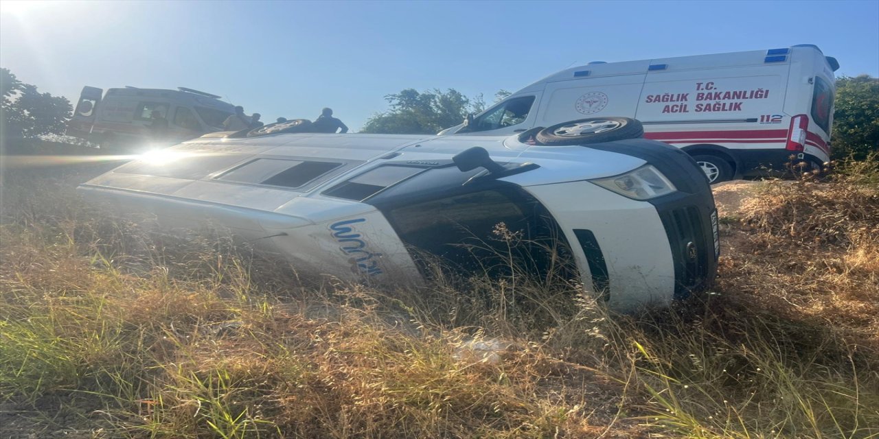 Antakya'da Servis Minibüsü Tarlaya Devrildi 8'i Çocuk 13 Kişi Yaralandı