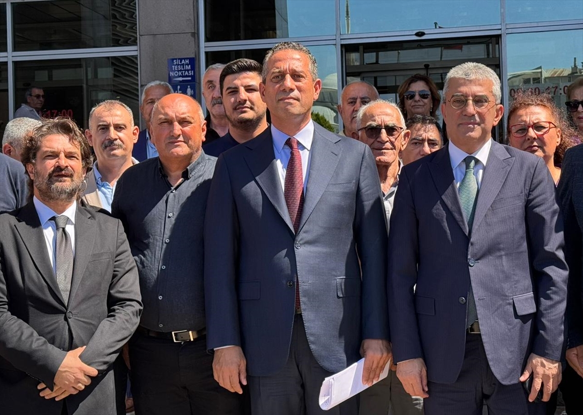 CHP Grup Başkanvekillerinden İstanbul Adalet Sarayı önünde basın açıklaması