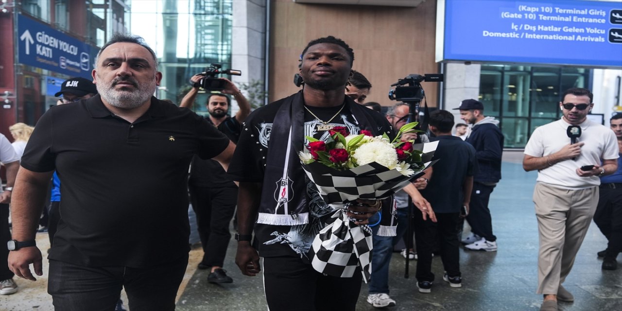 Beşiktaş’ın Yeni Golcüsü El Bilal Toure İstanbul’a Geldi, Taraftarlar Çiçeklerle Karşıladı