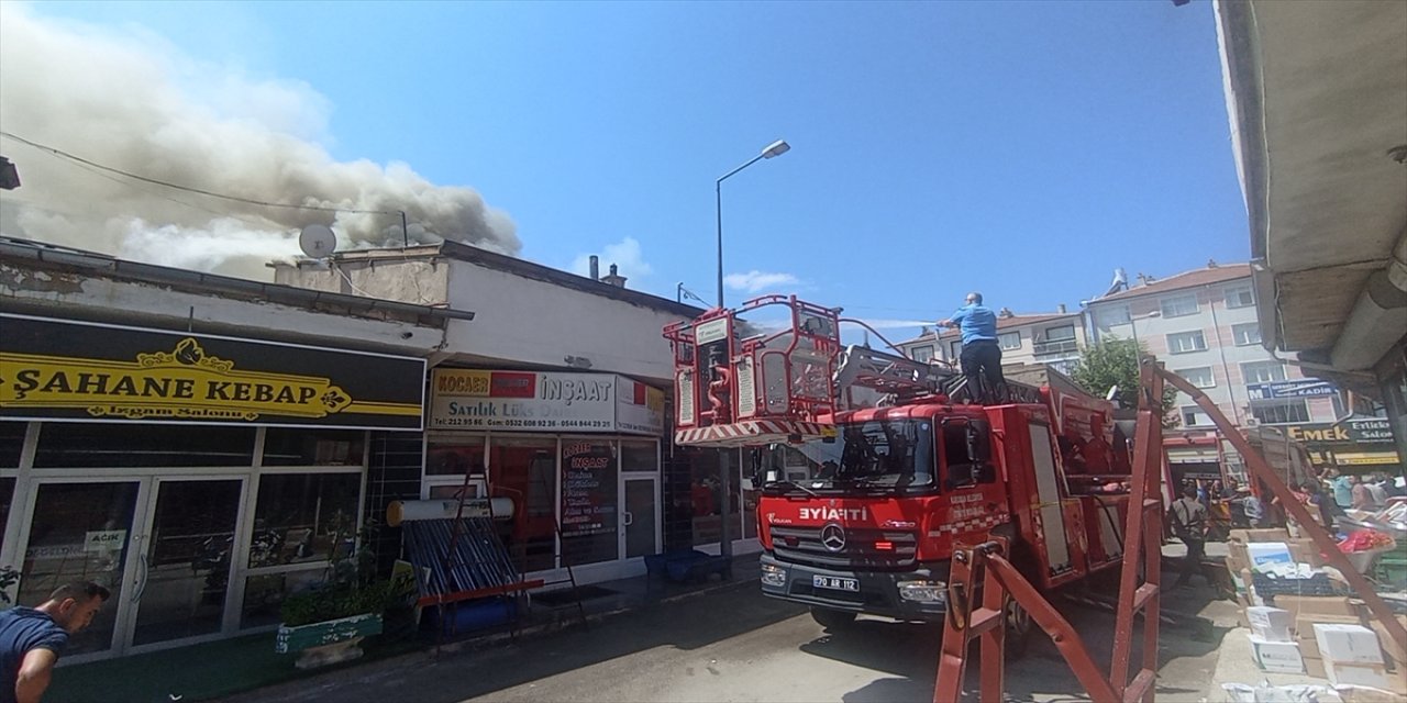 Karaman’da İş Yerinde Çıkan Yangın, Bitişikteki Çatılara Sıçradı