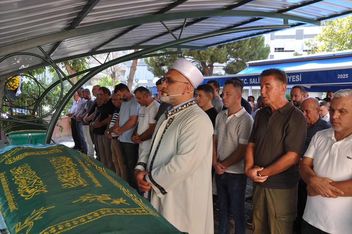 İzmir'de 2 kişinin öldüğü trafik kazasına karışan otomobilin sürücüsü tutuklandı