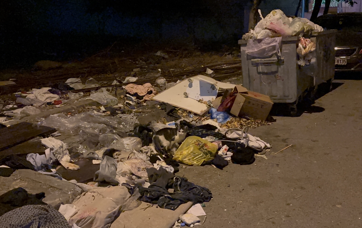 Kartal'da işçiler "eksik ödeme yapıldığı" gerekçesiyle çöpleri toplamadı