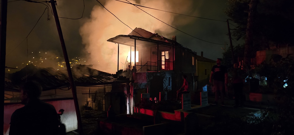 Zonguldak’ta halı yıkamacıda başlayıp evlere sıçrayan yangın söndürüldü