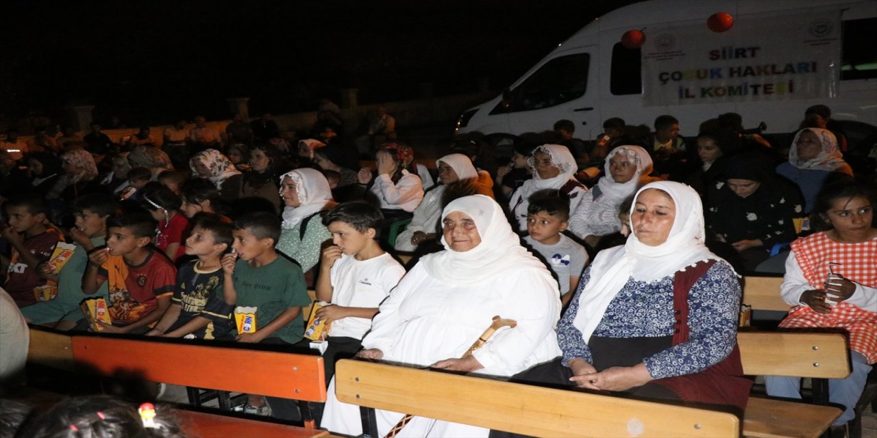 Siirt’te Köylüler Yıldızların Altında Sinema Keyfi Yaşıyor