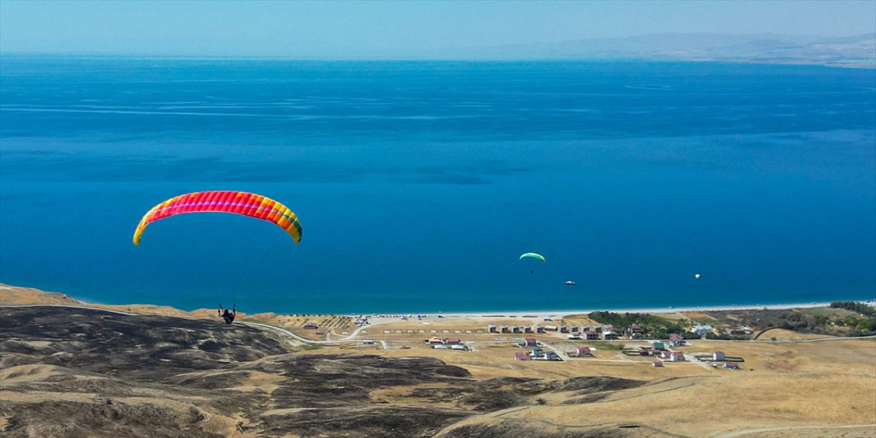 Van’da Üniversite Öğrencileri Yamaç Paraşütü ile Gökyüzüne Uçtu
