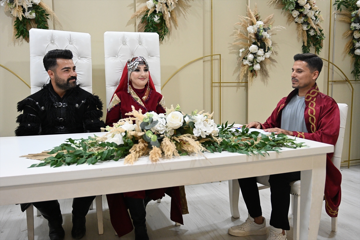 Osmaniye'de bir çift nikah masasına geleneksel kıyafetlerle oturdu