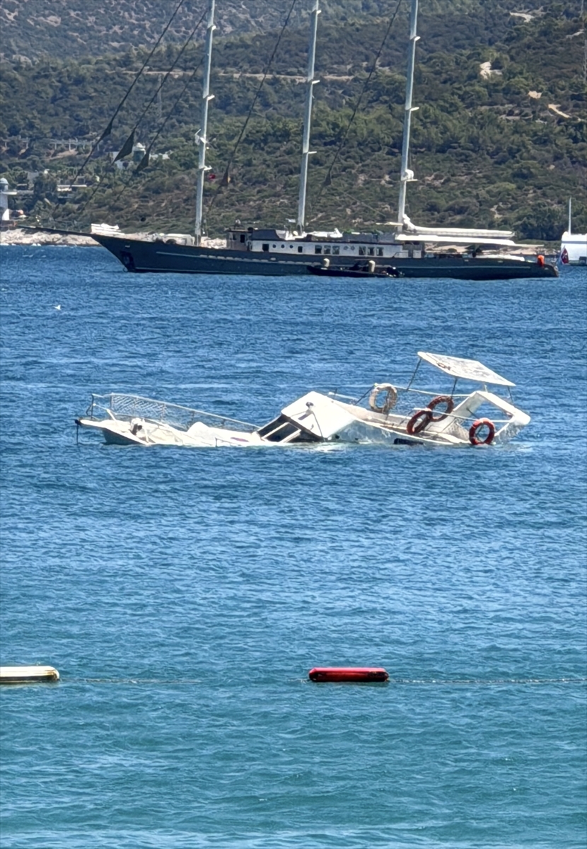 Bodrum'da su alan 10 metrelik ahşap tekne battı