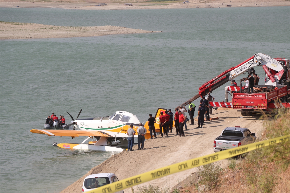 Burdur'da kaza kırıma uğrayan uçak gölün kıyısına sabitlendi