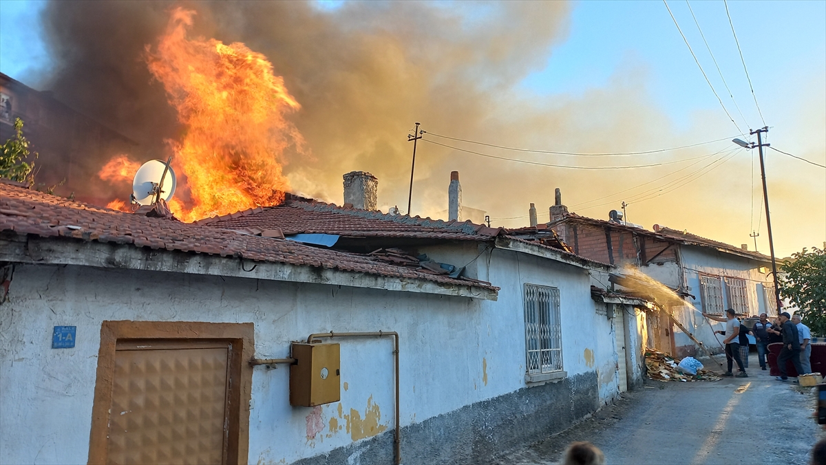 Çorum'da çıkan yangında 4'ü metruk 5 ev zarar gördü