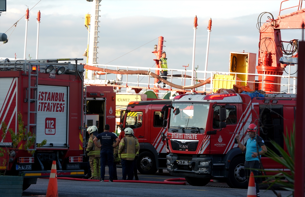 Kadıköy'de demirli gemide çıkan yangın söndürüldü