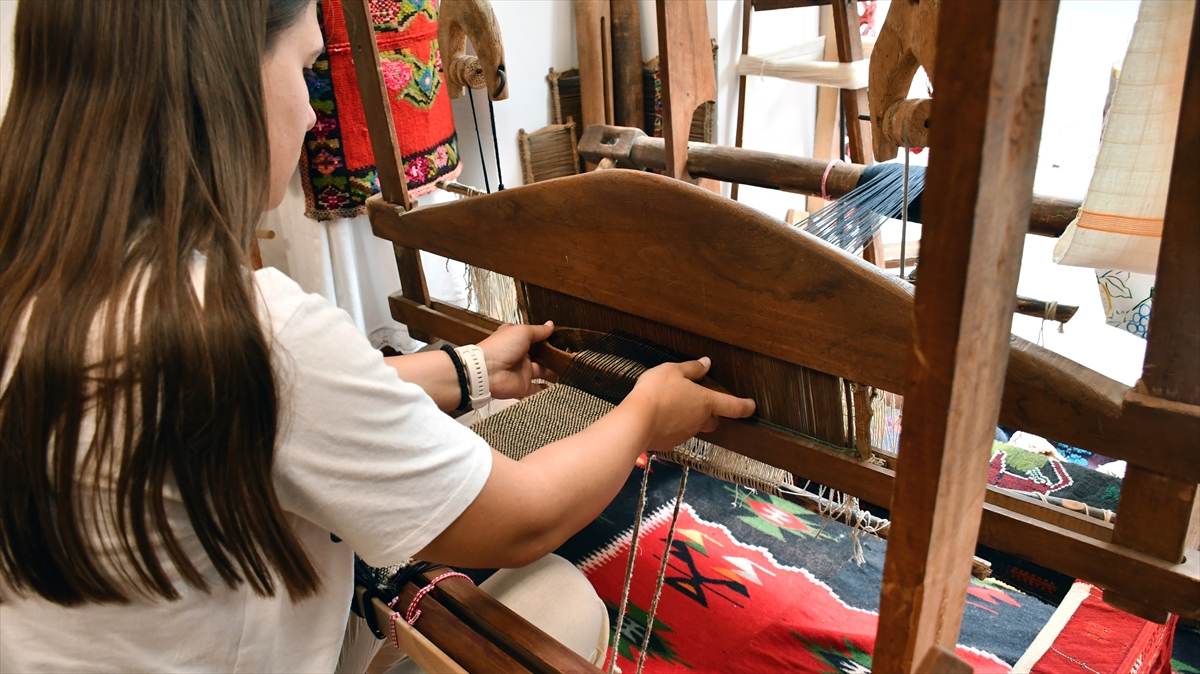 Unutulmaya yüz tutmuş dokumacılık, Üsküplü gençlerin elinde hayat buluyor