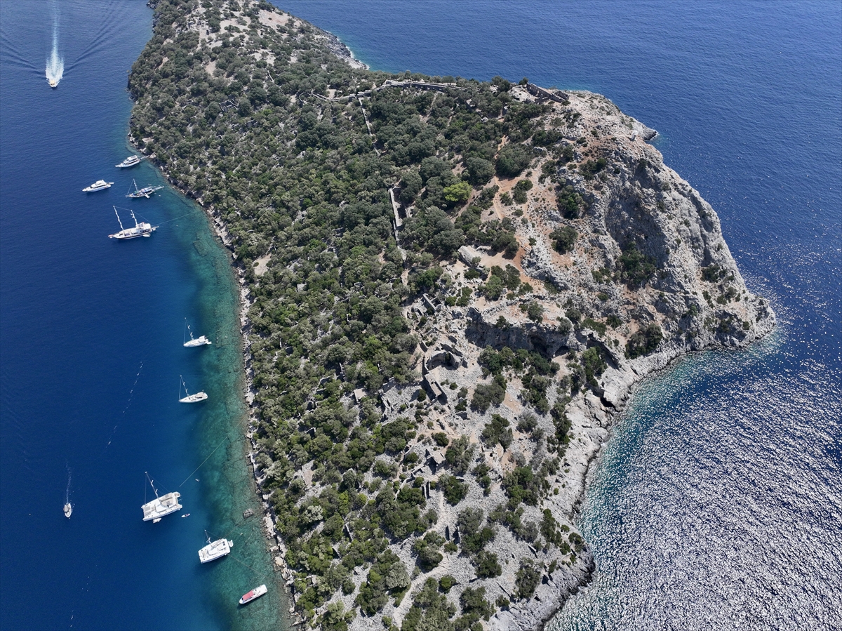 Fethiye'de tarihi Gemiler Adası, mavi tur yapanların uğrak noktası oldu