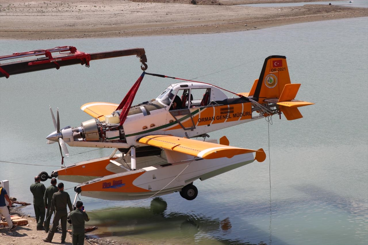 Burdur'da kaza kırıma uğrayan uçak gölden çıkarıldı