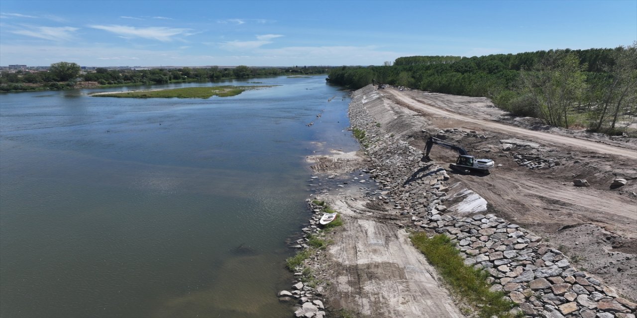 Meriç Nehri'nde taşkın riskine karşı 6 bin 500 metrelik sedde güçlendiriliyor