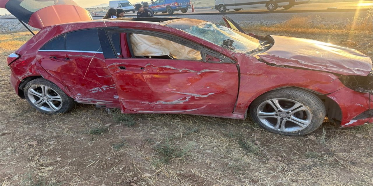 Antalya Korkuteli’nde otomobil devrildi