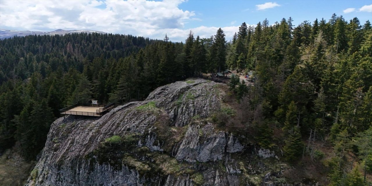 Ordu Çambaşı Yaylası’nda Ablak Taşı üzerine inşa edilen seyir terası turizme kazandırıldı