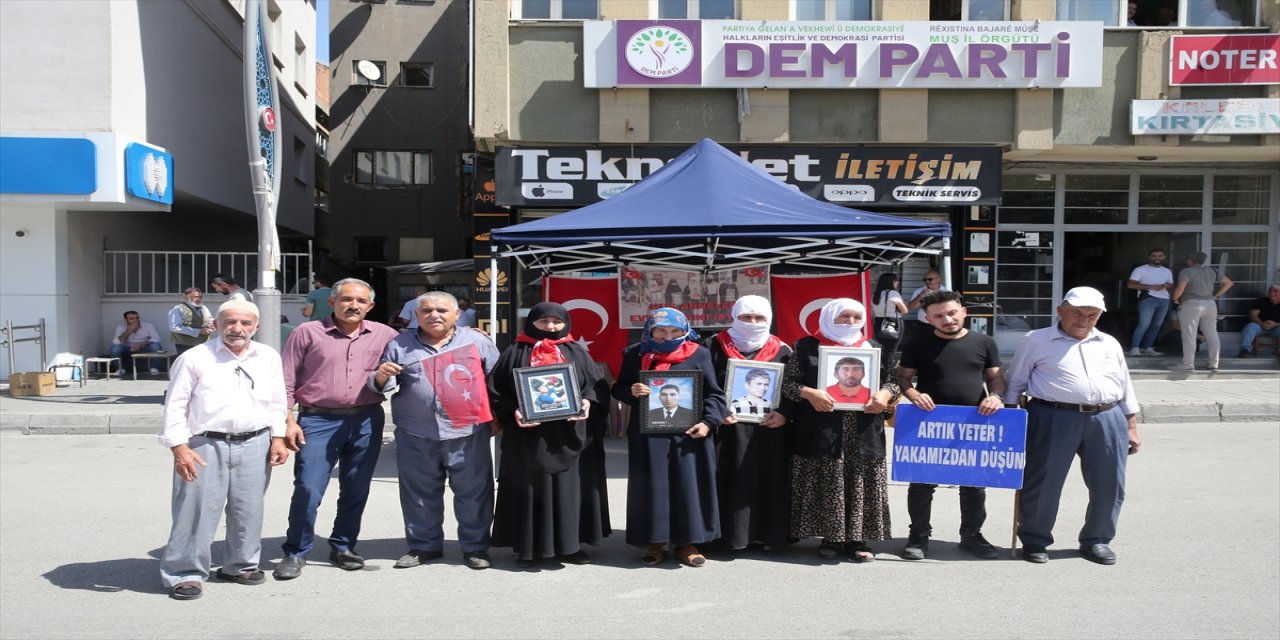 Muş’ta PKK tarafından kaçırılan çocukları için aileler DEM Parti binası önünde eylemlerine devam ediyor