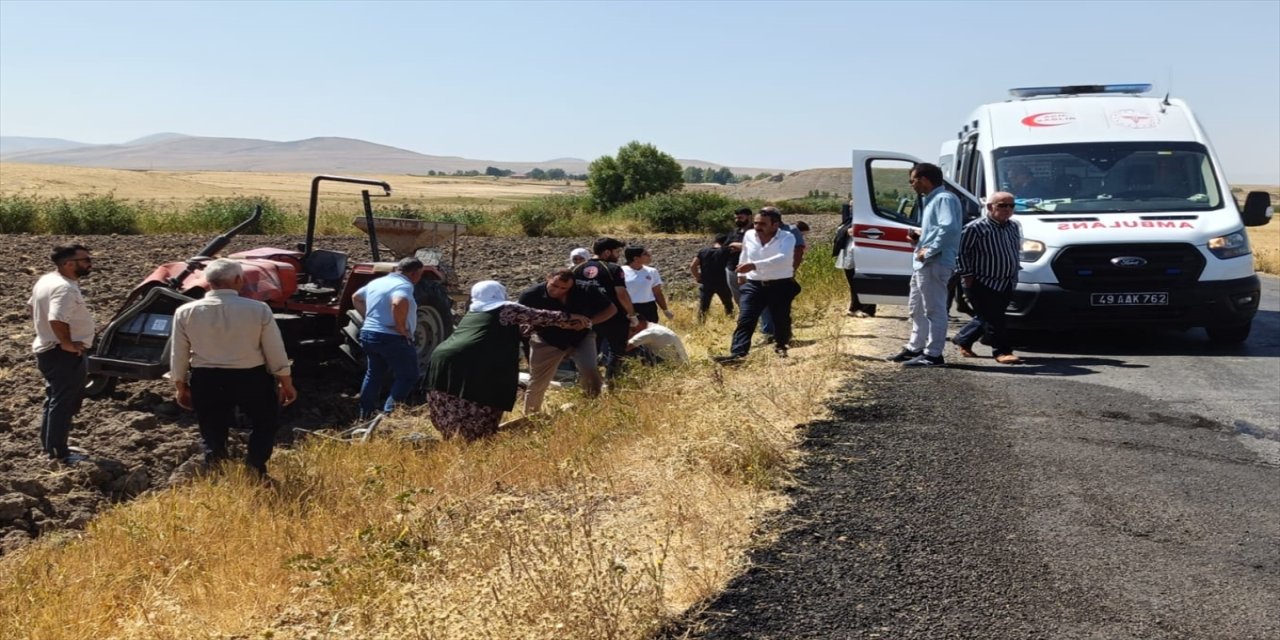 Muş’un Bulanık ilçesinde devrilen traktörün altında kalan 21 yaşındaki hayatını kaybetti.