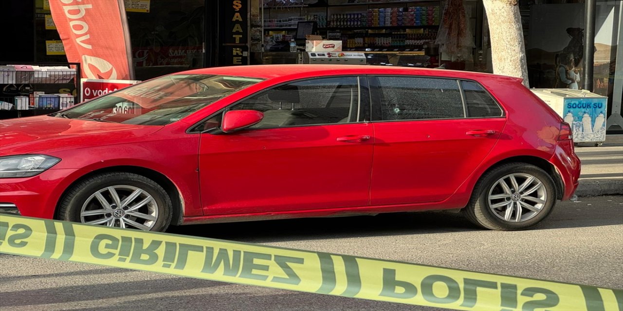 Sultangazi’de emlak ve oto kiralama ofisine silahlı saldırı: Camlar kırıldı, 1 kişi hafif yaralandı