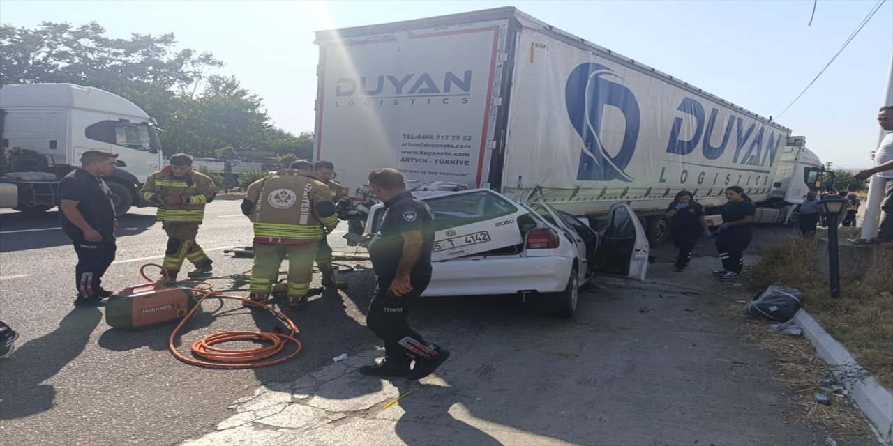 Manisa Turgutlu’da otomobil tıra çarptı: 2 kardeş yaşamını yitirdi, 1 kuzen ağır yaralı