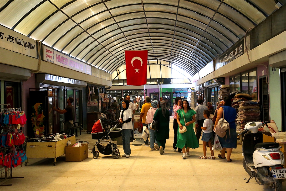 Hatay'da tarihi Uzun Çarşı esnafı geçici prefabrik dükkanlarında faaliyete başladı
