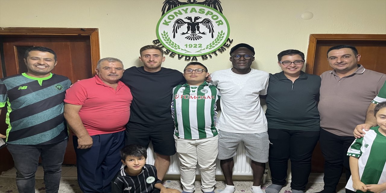 Konyasporlu futbolcular Melih İbrahimoğlu ve Alassane Ndao, down sendromlu taraftar Ebubekir’i evinde ziyaret etti