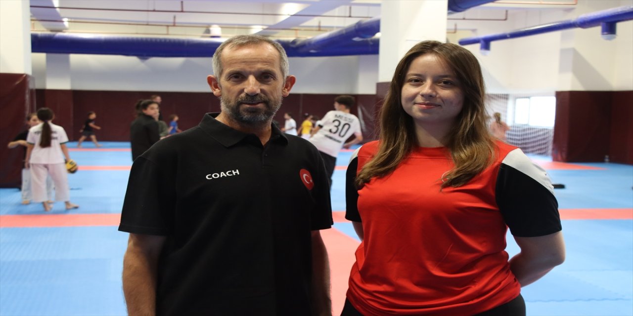 Milli tekvandocu Sümeyye Nur Ergin, sporculuk kariyerini antrenörlüğe taşıyarak yeni nesil şampiyonlar yetiştiriyor