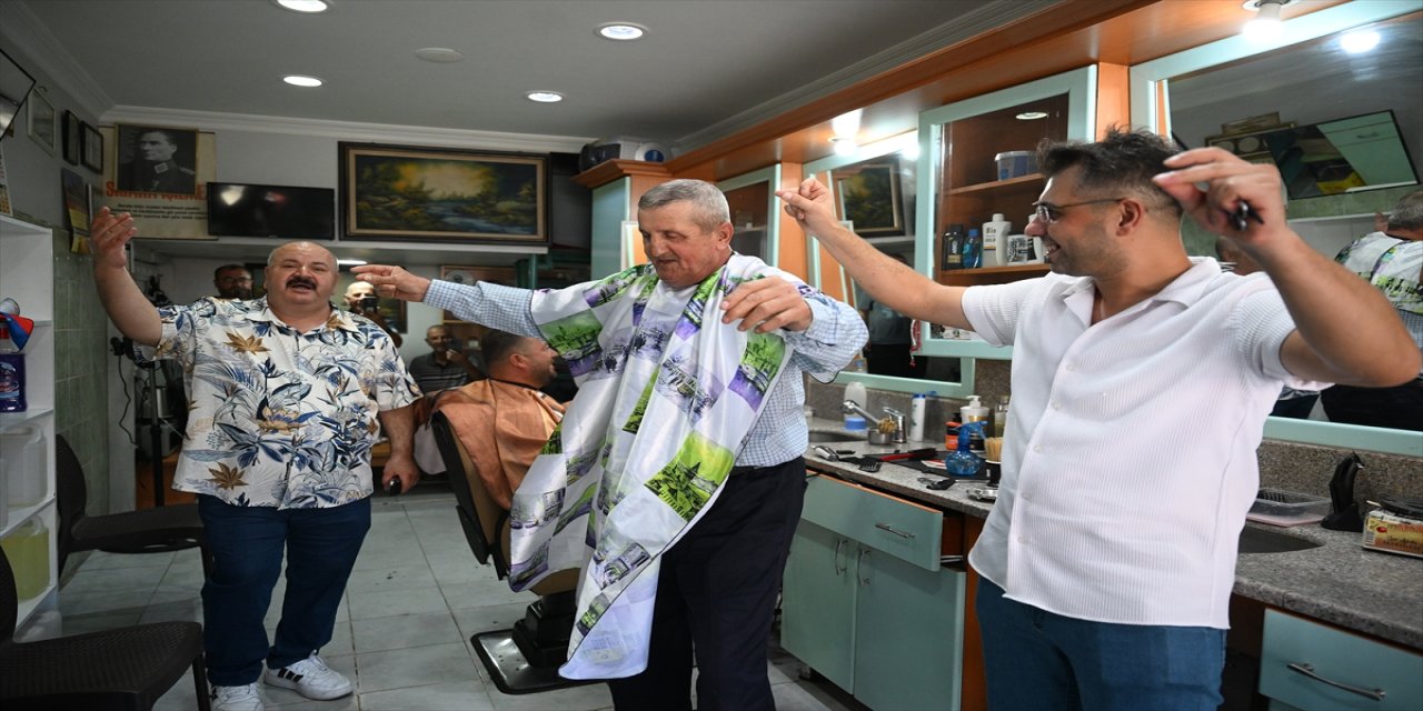 Edirne Havsa’nın neşe kaynağı berber Kasım Ceylan, tıraş esnasında türkü ve oyun havasıyla müşterilerini eğlendiriyor