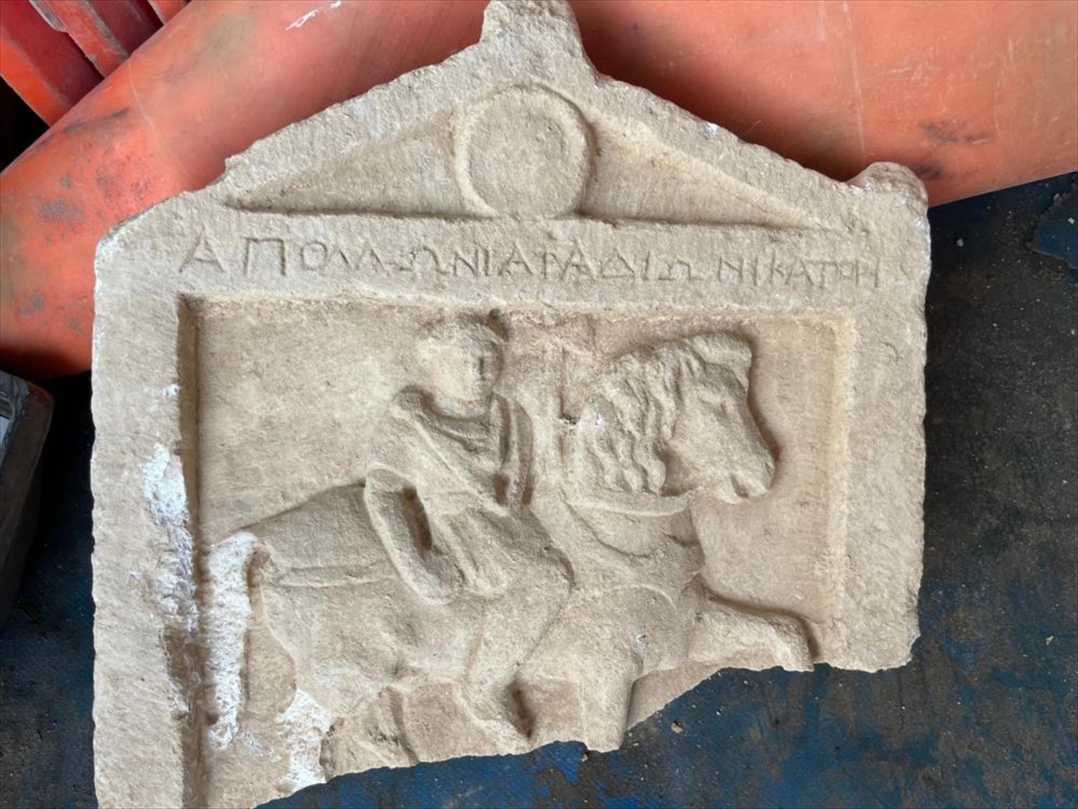 Denizli'de peyzaj düzenlemesinde Roma dönemine ait mezar taşı bulundu