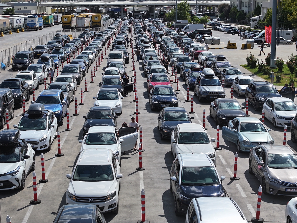 Avrupa'ya açılan sınır kapılarında gurbetçilerin dönüş hareketliliği sürüyor