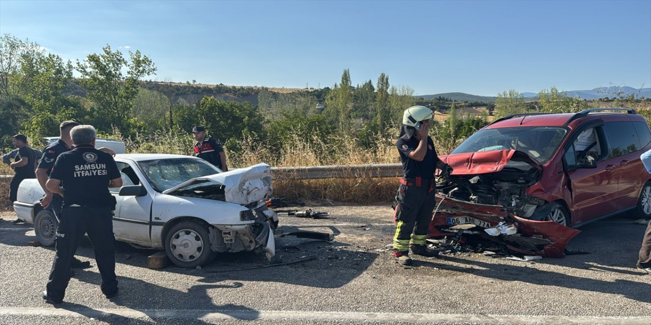 Samsun Vezirköprü'de iki otomobil çarpıştı: 1 ölü, 11 yaralı hastanelere kaldırıldı