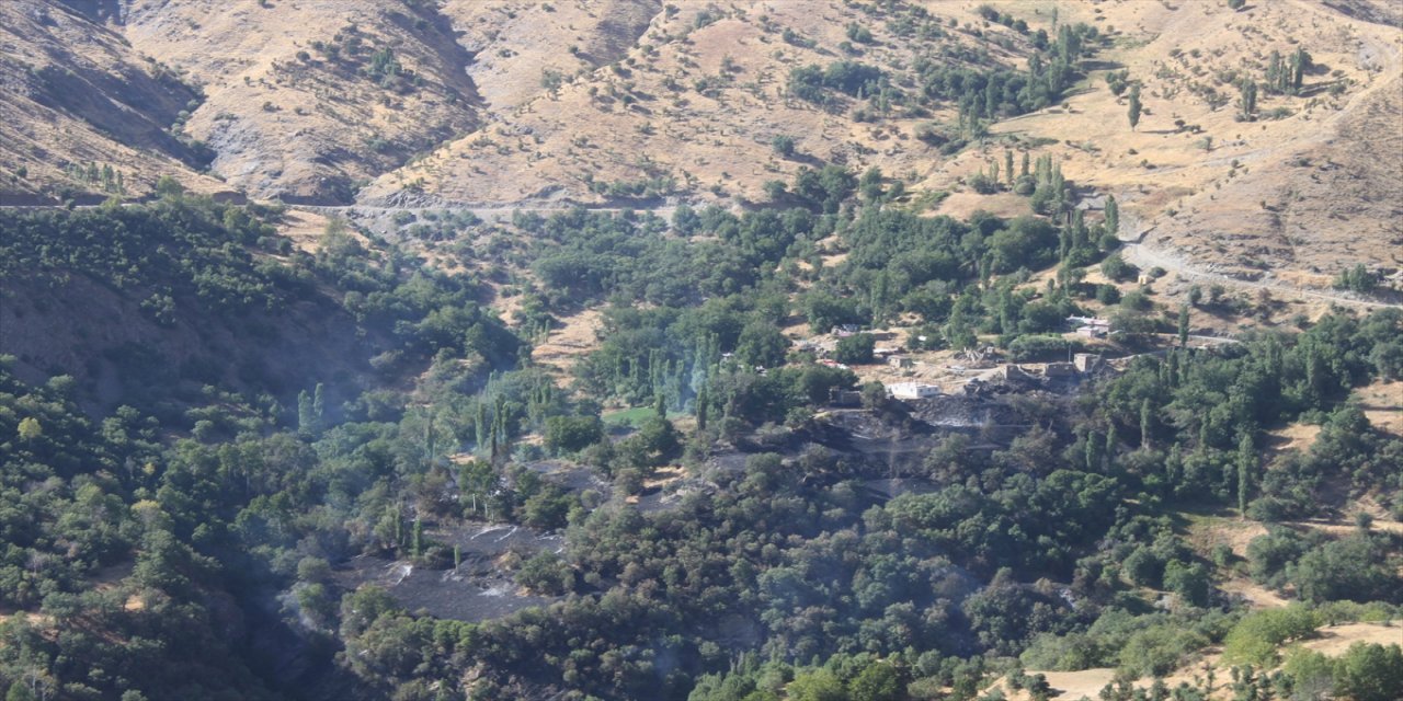 Bitlis Hizan'da Yelkıran köyü yakınlarındaki ağaçlık alanda çıkan yangın, ekiplerin müdahalesiyle kısa sürede söndürüldü
