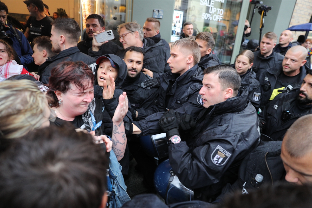 Almanya'da polis Filistin'e destek eylemine katılanlara sert müdahalede bulundu