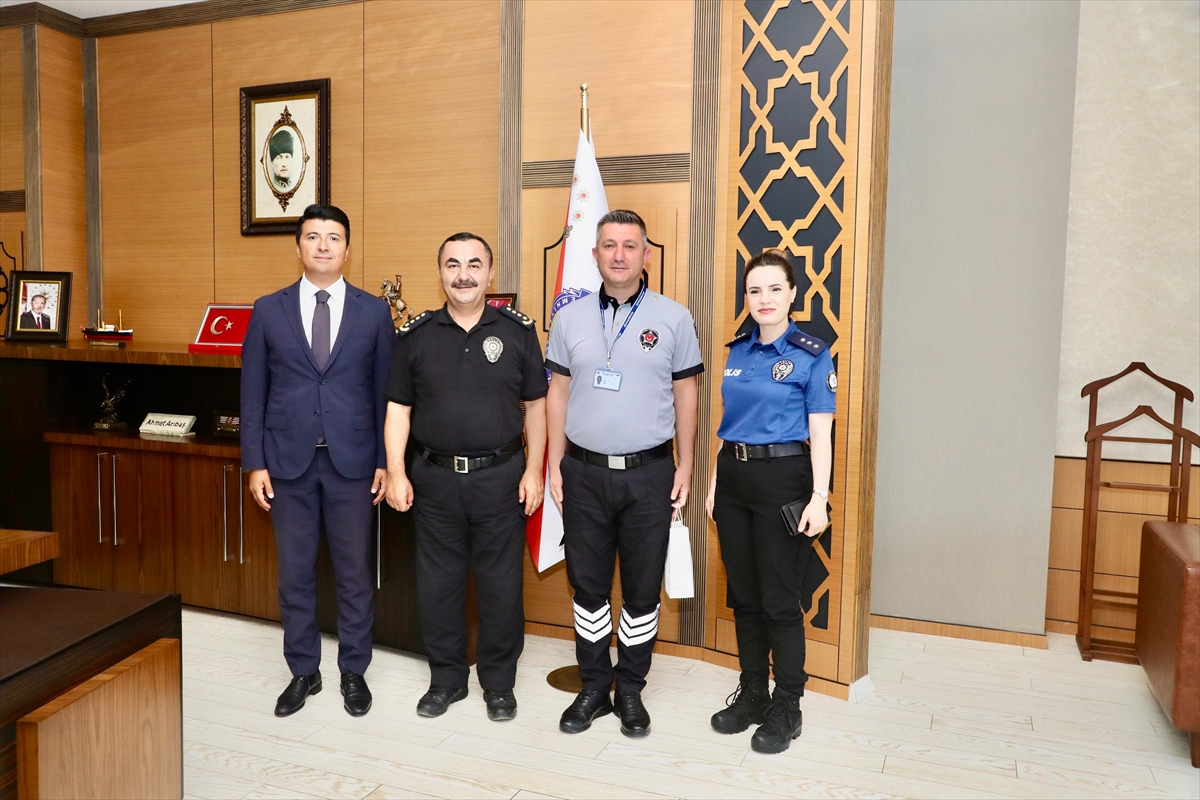 Samsun'da yaşlı adamın 780 bin lira dolandırılmasını önleyen güvenlik görevlisi ödüllendirildi