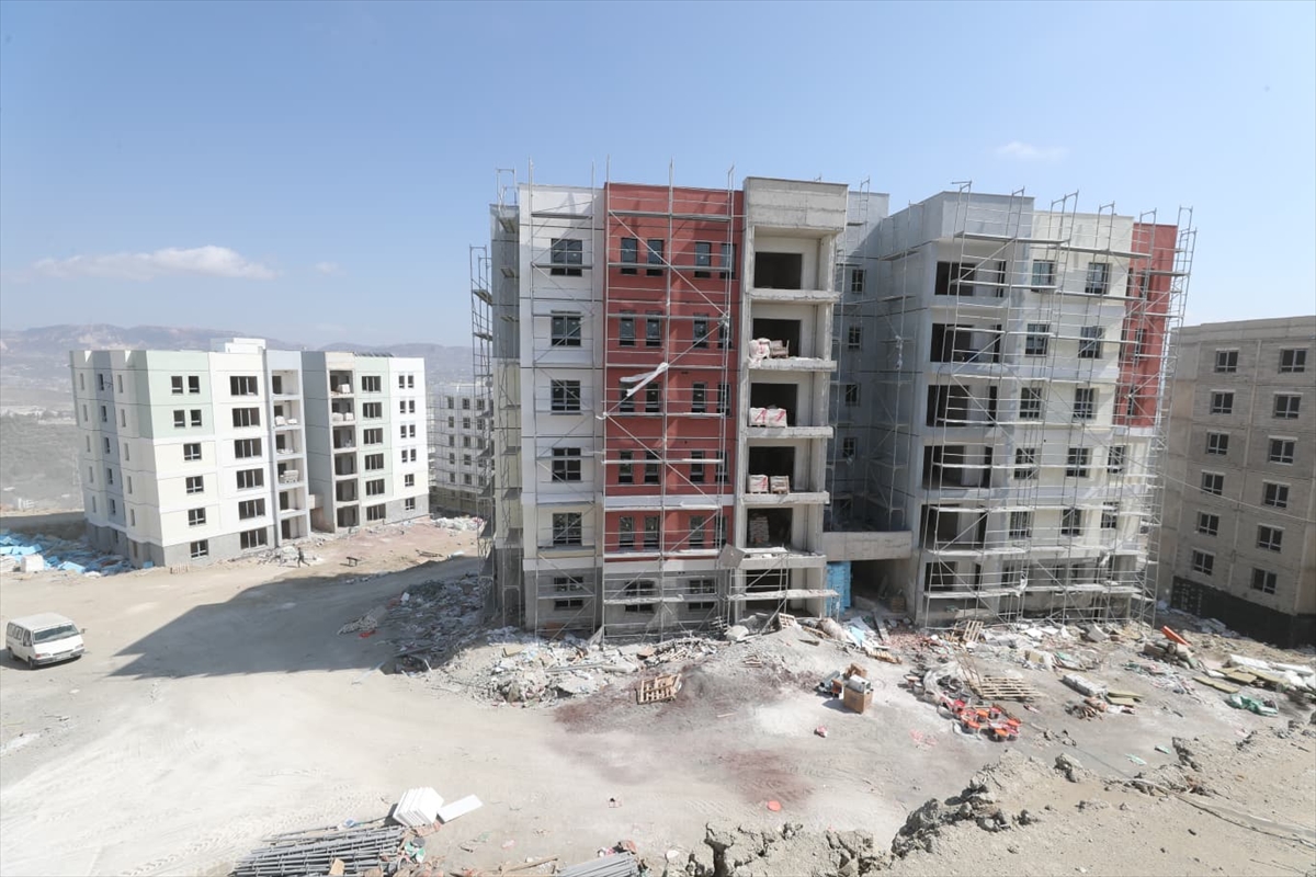 Hatay Defne'de afet konutları ve ticaret merkezlerinin yapımı sürüyor