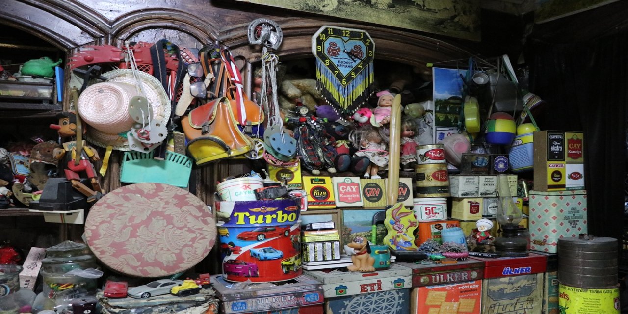 Gaziantepli sahaf Seydi Ahmet Bayraktar, çocukluk merakıyla başladığı koleksiyonunu 10 bini aşkın oyuncakla sürdürüyor