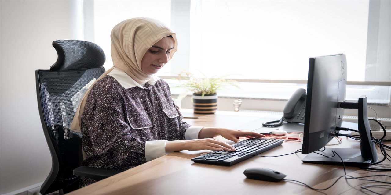 Görme engelli Ayşe Begüm Başbozkurt Gür, hukuk kariyeri ve sosyal medya ile engellilere ilham veriyor