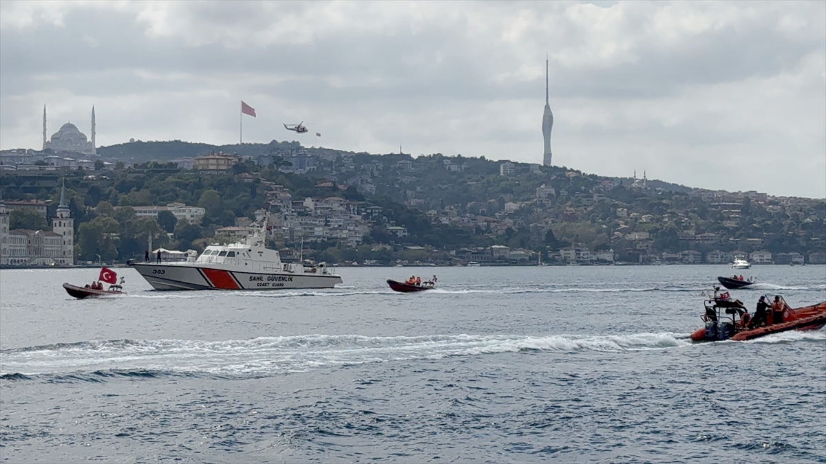 İstanbul Boğazı'ndaki yarışmada kaybolan Rus yüzücüyü arama çalışmaları sürüyor