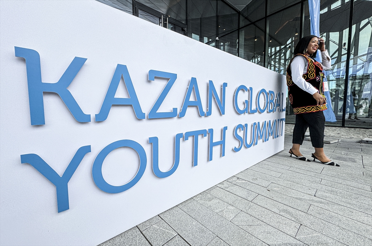 4. Kazan Küresel Gençlik Zirvesinde yeni medya ve yapay zekanın eğitime etkisine dair oturum