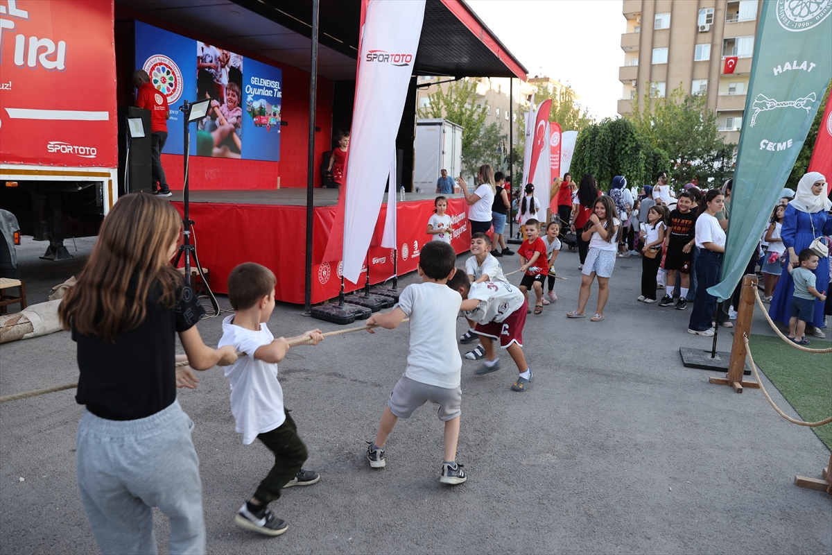 Mardin'de "Geleneksel Oyunlar Tırı" çocuklarla buluştu