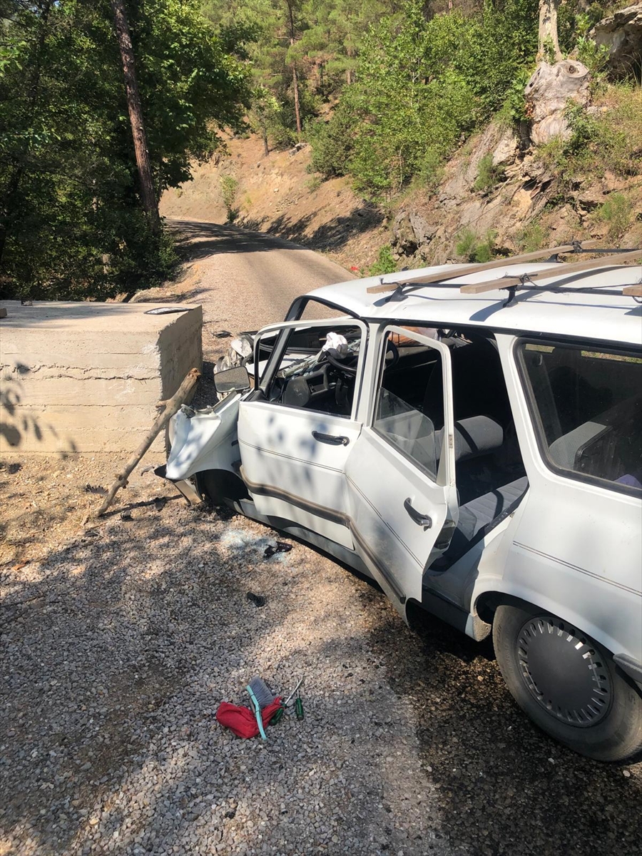 Adana'da duvara çarpan otomobildeki 4 kişi yaralandı