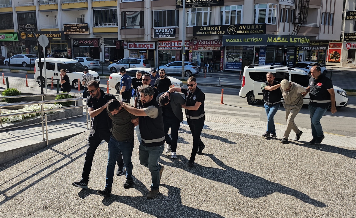 Çorum merkezli 4 ilde düzenlenen yasa dışı silah ticareti operasyonunda 2 kişi tutuklandı