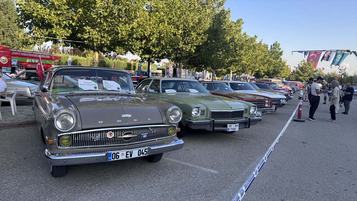 Klasik otomobil tutkunları 3. kez Konya'da buluştu