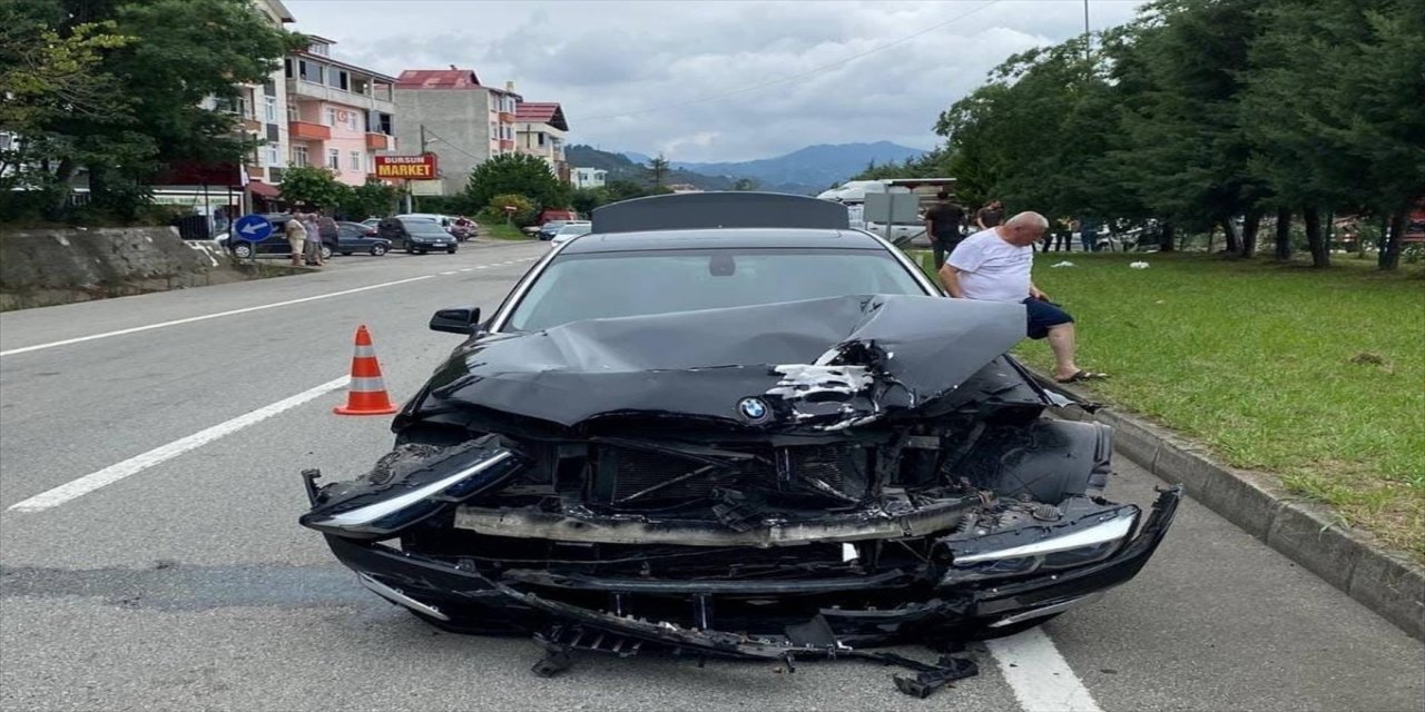 Giresun Tirebolu'da iki otomobil çarpıştı: 4 kişi yaralandı, yaralılar hastanede tedaviye alındı