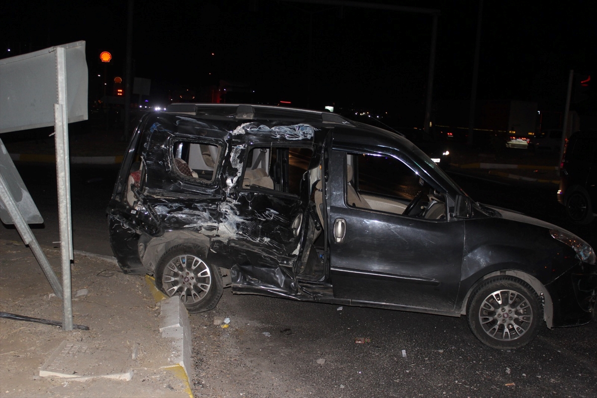 Manisa'da kamyonla hafif ticari aracın çarpıştığı kazada 1 kişi öldü, 8 kişi yaralandı