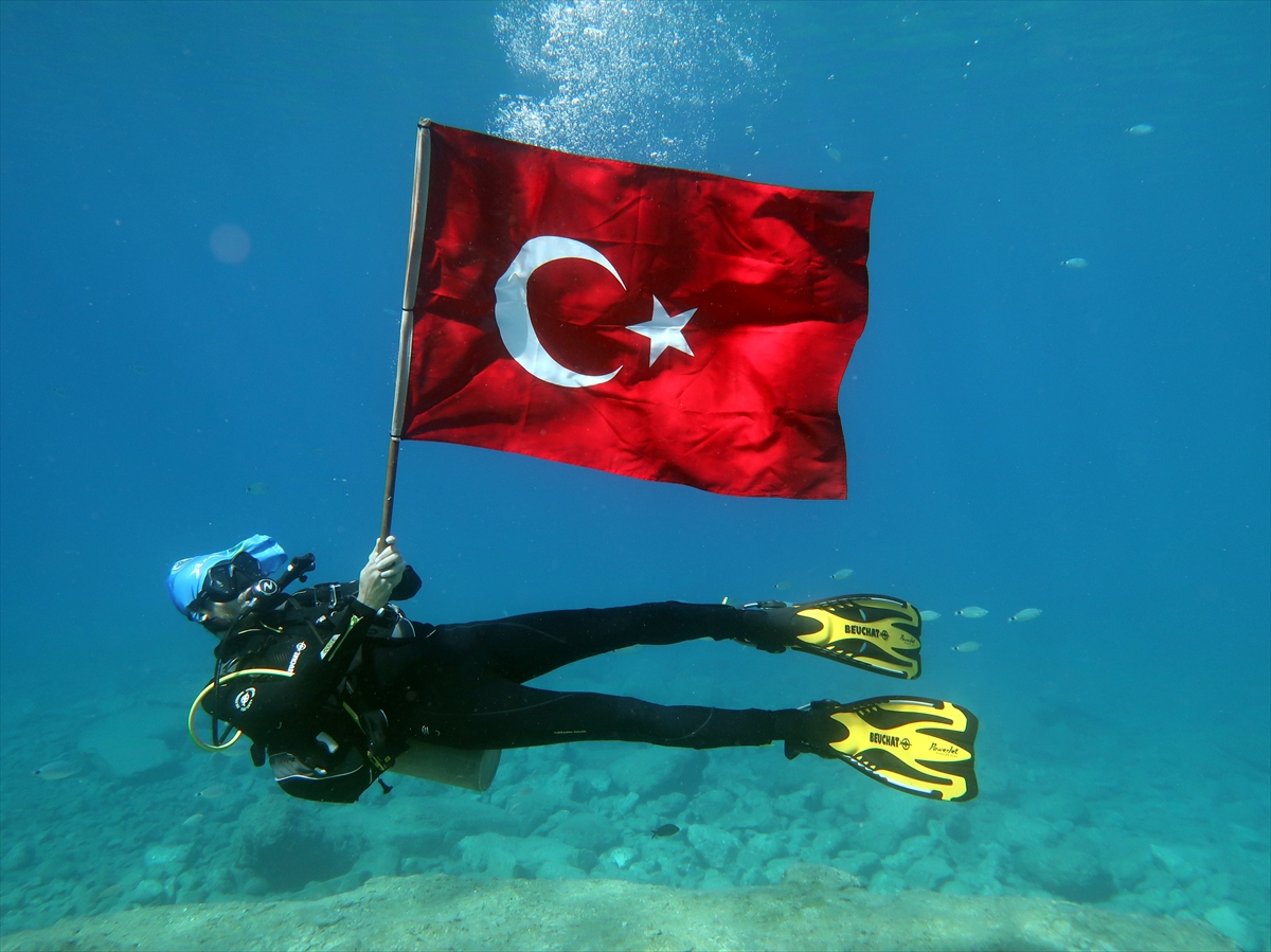 Fethiye'de Zafer Bayramı'nın 103. yılında deniz dibinde Türk bayrağı açtılar