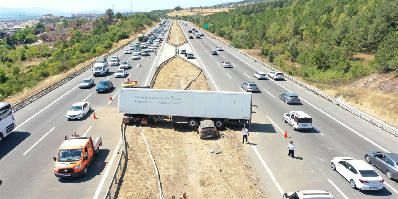 Bolu’da lastiği patlayan tıra otomobil çarptı: 1 kişi yaralandı