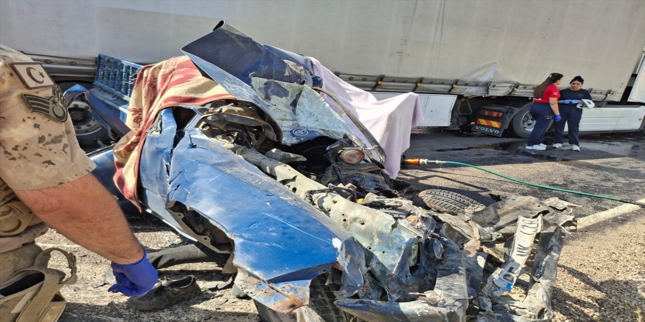 Hakkari'de Tır ile Pikap Çarpıştı: 3 Ölü, 2 Yaralı