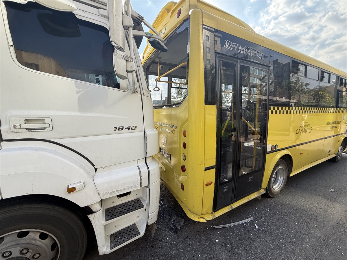 Gaziantep'te tırın özel halk otobüsüne çarptığı kazada 3 kişi yaralandı