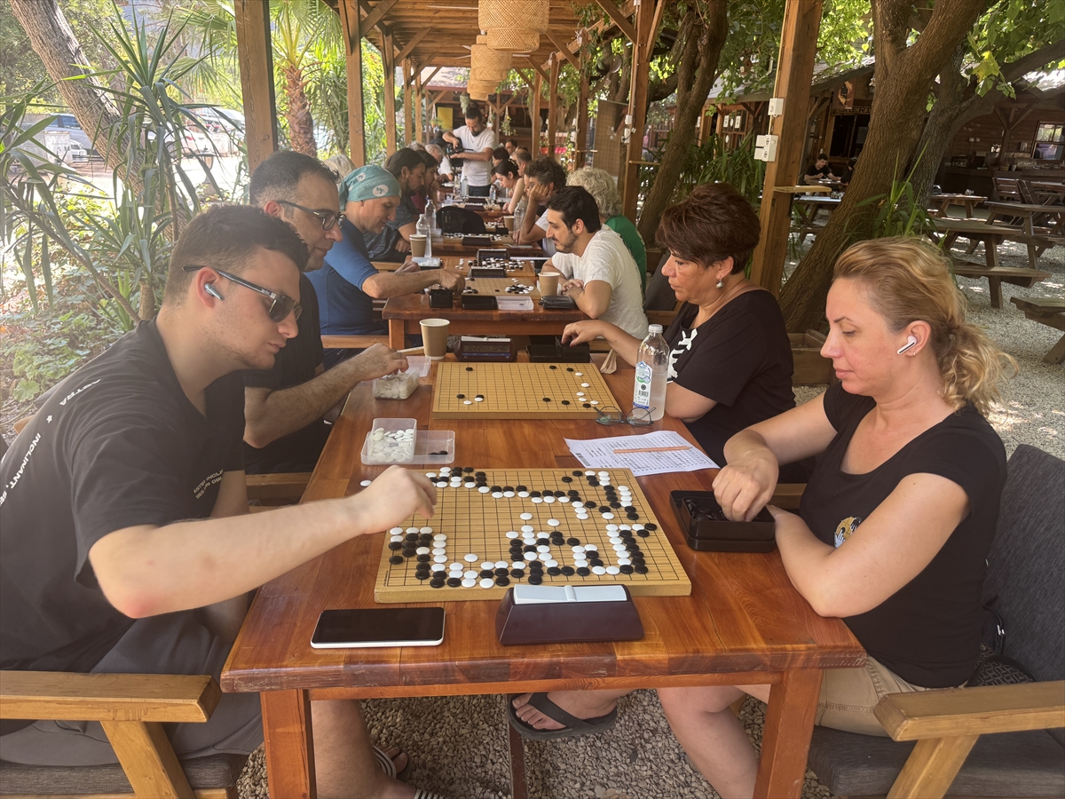 Zeka oyunu "go" oyuncuları Antalya'da yarışıyor